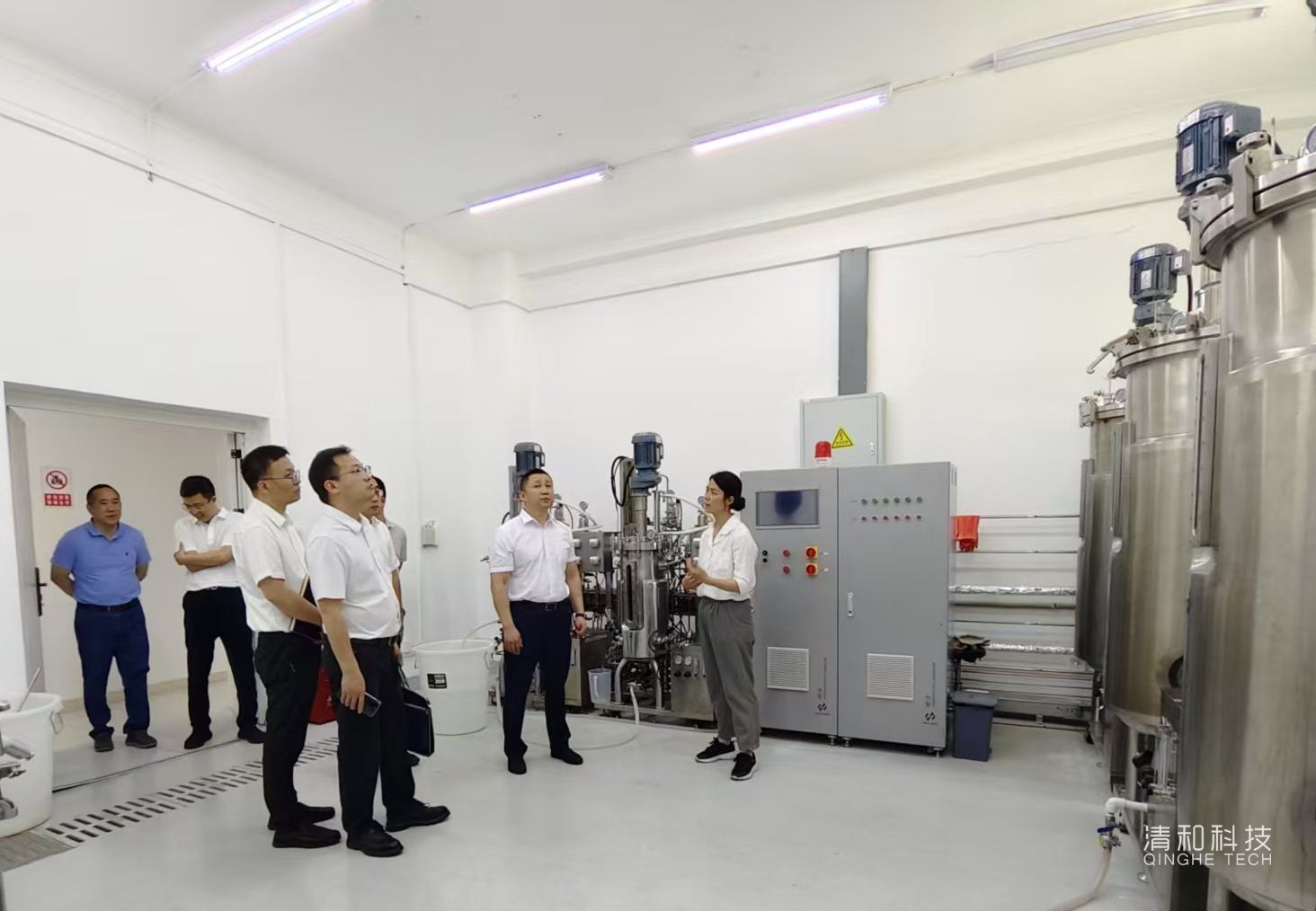 参观罐式中试设备_副本.jpg